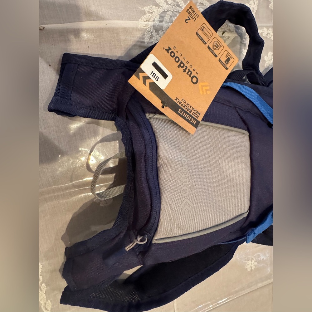 NWT Navy and Gray Hydration H2O Backpack. 2 Litres capacity - Picture 8 of 13